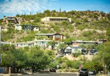 Chauffez vert, économisez plus – Un guide pour un chauffage éco-responsable a hill with a lot of houses on top of it